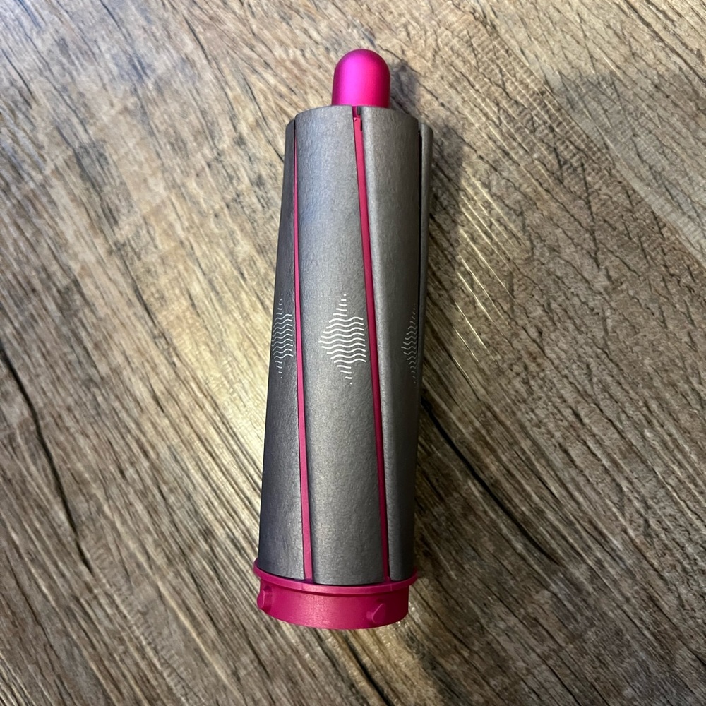 Dyson Airwrap 30 mm counterclockwise barrel and 40 mm clockwise barrel.